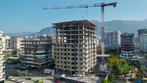 Vídeo aéreo del sitio de construcción con vista al horizonte oceánico