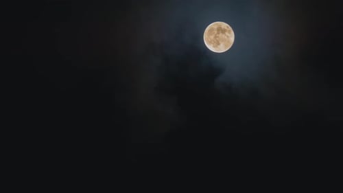 Mond bewegt sich zwischen Wolken