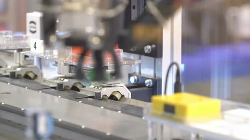 Los detalles se mueven mediante el brazo de la sonda en el transportador bajo el escáner del sistema de control automatizado