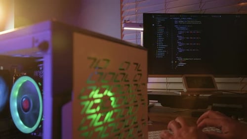 Person, die Code auf der Computertastatur eingibt, Nahaufnahme, Filmmaterial