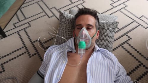 Aide d'urgence pour homme, crise cardiaque à domicile, homme recevant de l'oxygène, problèmes respiratoires