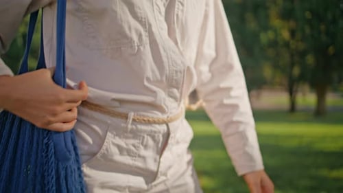 Bolso casual ecológico para niñas que promueve un estilo de vida sostenible en Sunny Park