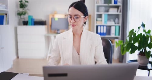 Verärgerte Frau zerknittert Papier im Büro