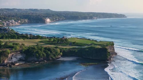 Malerische Küste mit Meer und perfektem Wellengang — Drohnenblick auf die Landschaft von Bali