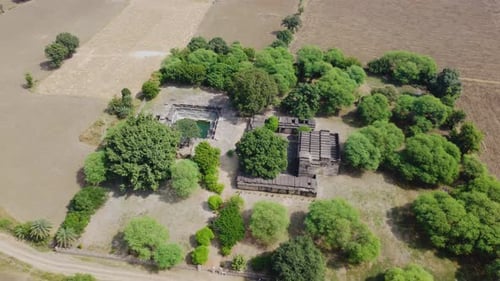 Vue aérienne par drone des anciens temples hindous de Shiv et du monastère de Rannod avec Stepwell à Shivpuri de Ma