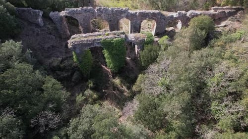 Vue aérienne de l'aqueduc romain de Mons à Fréjus