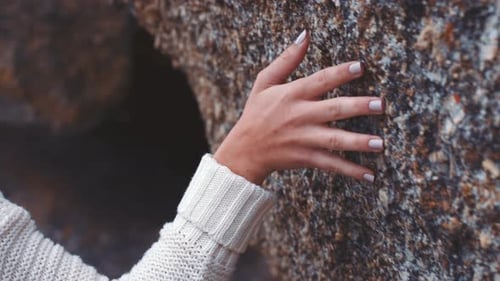 Naturaleza, montaña, cueva y tacto de mujer, tacto, mano, textura o superficie de roca