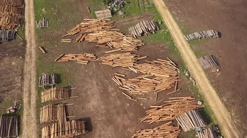 Luftaufnahme von Holz für die Verarbeitung im Sägewerk für die Holzproduktion, auch bekannt als