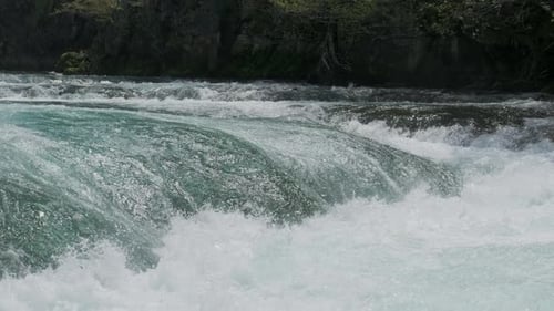 Ein Wasserfall mit viel Wasser an einem sauberen und wilden Gebirgsfluss. Nahaufnahme von Wasser