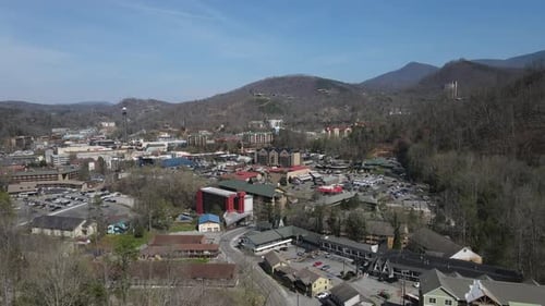 Vista aérea de Gatlinburg, Tennessee, con montañas humeantes en el fondo