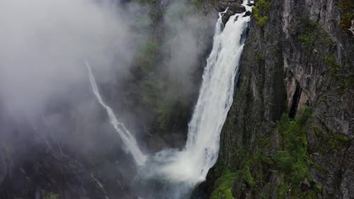 Voringfossen-Wasserfall und umgebendes Tal bei Regen und Nebel Typisches norwegisches Wetter erfasst von