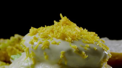 Cheddar in Zeitlupe tropft über Sauce auf Burger