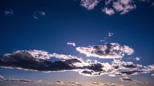 Nuages de cumulus lumineux en timelapse se déplaçant dans le ciel bleu avec un soleil éclatant