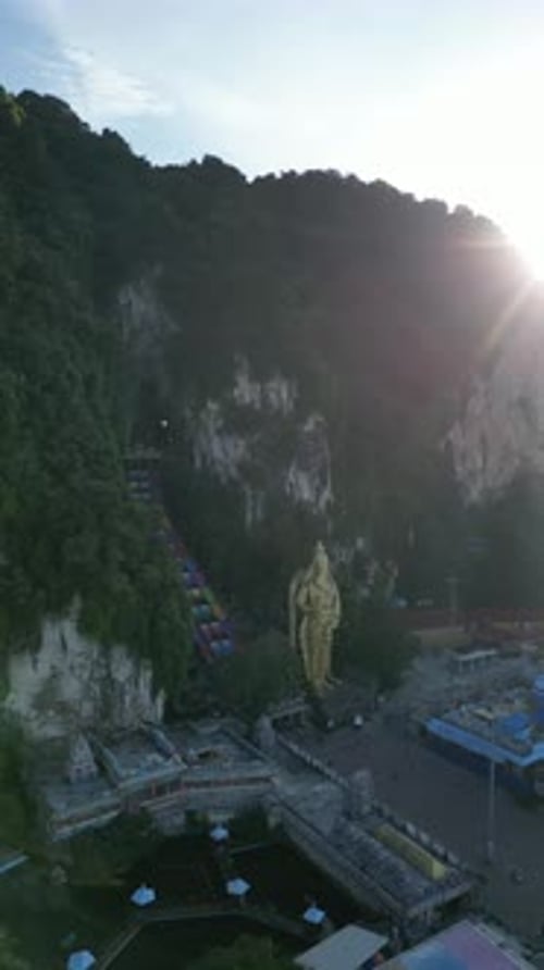 Vidéo aérienne de la statue de Lord Murugan représentant les grottes de Batu.
Malaisie