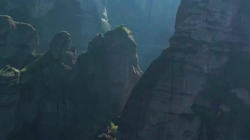 Meteora est une formation rocheuse de Grèce abritant l'un des plus grands complexes construits de l'Église orthodoxe orientale