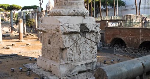 Der Sockel der Trajanssäule (Colonna Traiana), Rom, Italien.