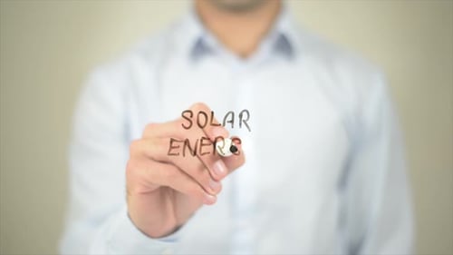 Sonnenenergie, Mann schreibt auf transparentem Bildschirm