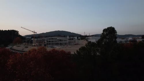 Luftbild der Baustelle bei Sonnenuntergang