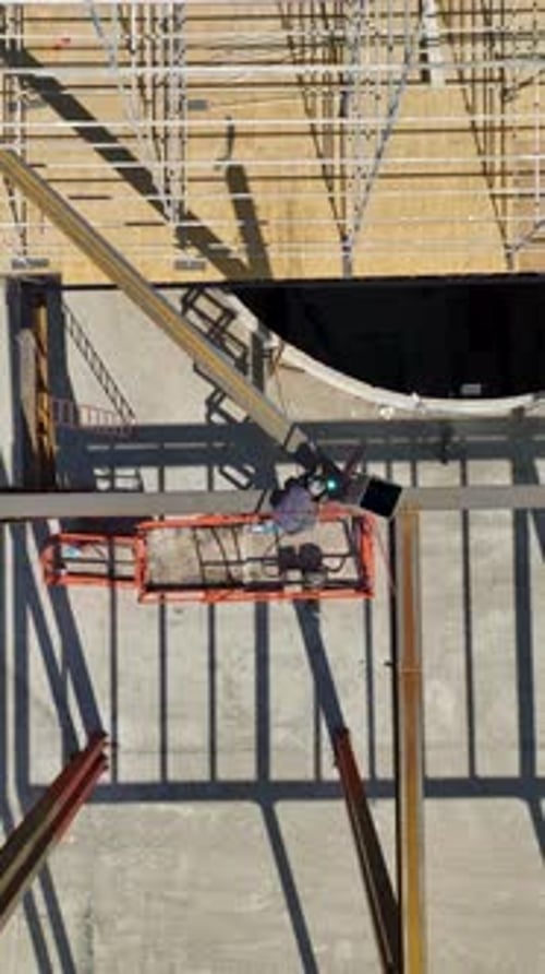 Vídeo vertical: Aerial Shopping Haven Metal BuildUp