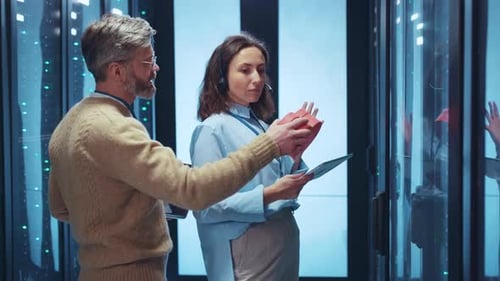 Das Team arbeitet in einem dynamischen Hightech-Umfeld zusammen, das Kreativität und Ideen fördert