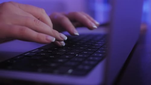 Person, die auf der Laptop-Tastatur tippt, arbeitet und E-Mails mit Internet-Codierungssoftware schreibt