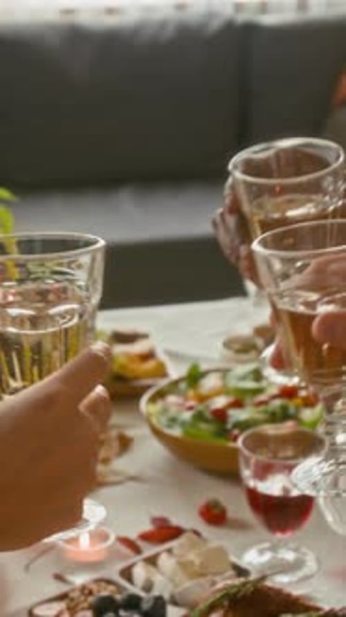 Vertical d'une compagnie d'amis tintant des verres pour célébrer Thanksgiving