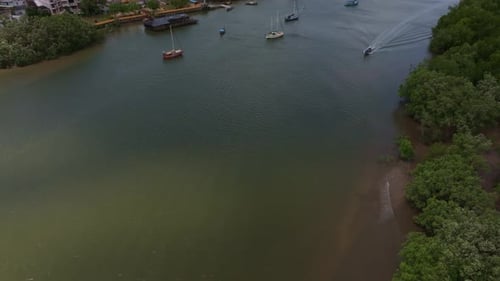 Vue aérienne de la vieille ville de Krabi avec ses rues animées, Thaïlande