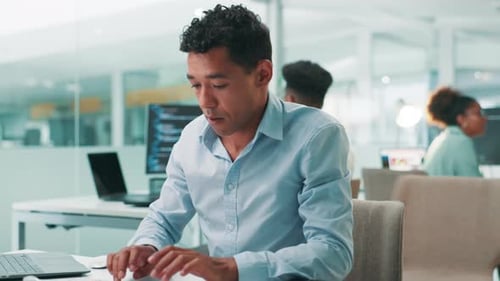 Programador, programador y informático para investigación, proyectos y actualización de ciberseguridad en la oficina