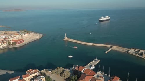 Antiker Hafen von Chania auf der griechischen Insel Kreta Drohnen-Tracking Right 4K 60FPS