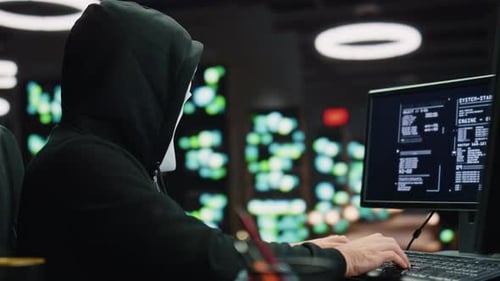 Anonymer Hacker, der nachts Datenserver kaputt macht, Nahaufnahme, Mann schaut Kamera