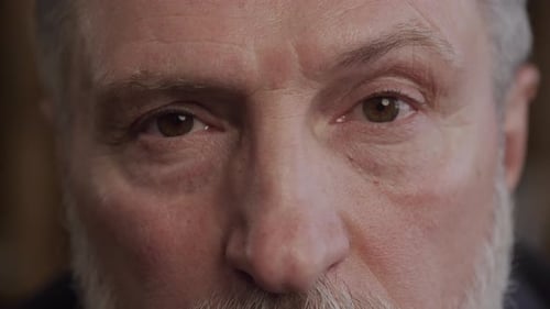 Olhos Intensos De Homem Dor Atrás Dos Olhos: O Que Pode Ser?