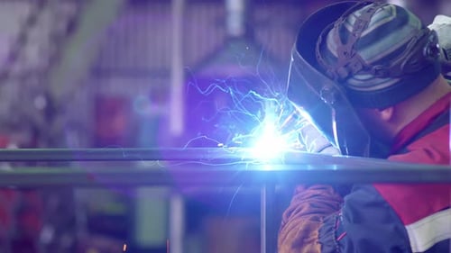 Schweißarbeiten Schweißer Metallschweißrohr Funken fliegen aus der Fabrik für industrielle Fertigung