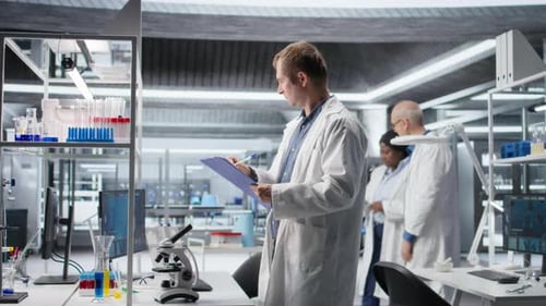 Expert scientifique de sexe masculin examinant des échantillons dans un laboratoire de haute technologie