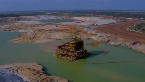 Luftaufnahme des industriellen Bergbaubetriebs in Mosambik.