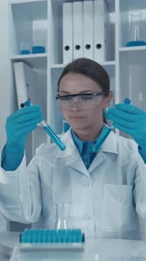 En laboratoire, un généticien analyse les données génétiques pour établir une relation entre le génotype