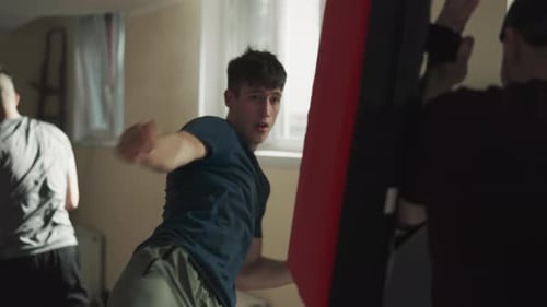 Man Boxer demonstriert Beinschlagtechnik