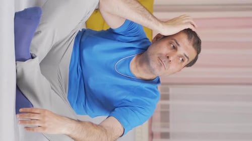 Vertikales Video von Pensive Man.