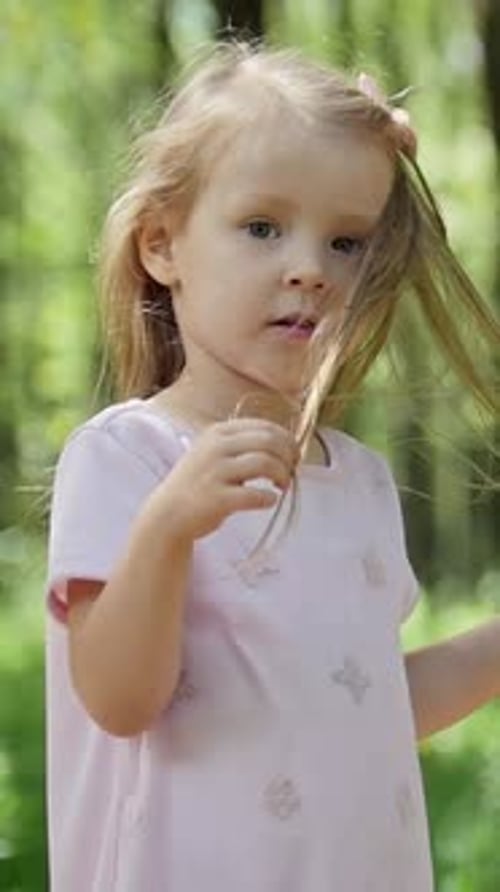 Portrait d'une jolie petite fille blonde dans Park Slowmotion