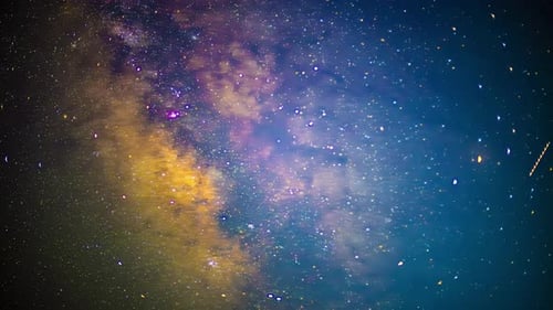 Timelapse de la Voie lactée, magnifique observation des étoiles célestes la nuit, satellites colorés