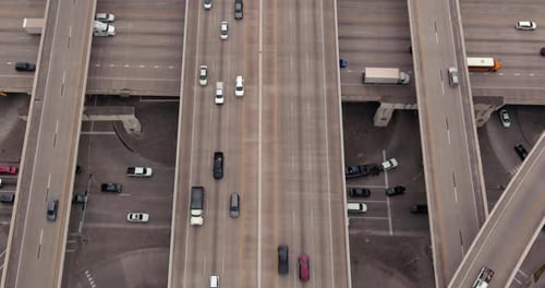 Vue aérienne de haut en bas du flux de trafic autoroutier à plusieurs voies très fréquenté
