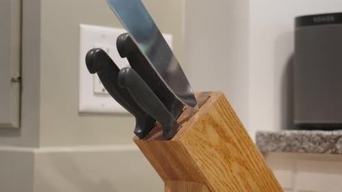 Ein großes Messer in Zeitlupe zurücklegen.
