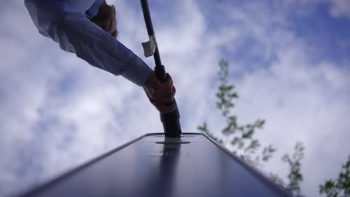 Charger une voiture électrique sur une borne de recharge publique à l'aide d'une connexion par câble