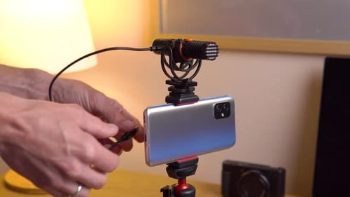 Configuration d'un vlog avec smartphone et microphone sur trépied dans un studio de vlogging, Led Lights, Softbox et téléphone