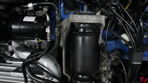 Wartung eines neuen Lkw-Motors mit sauberen Teilen in einer europäischen Autowerkstatt