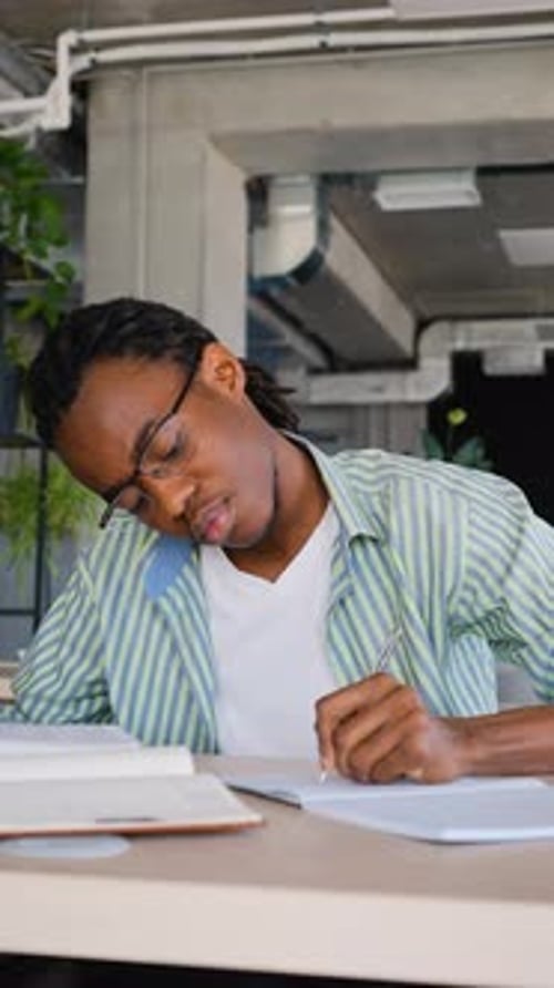 Estudiante afroamericano estudia duro para el examen universitario