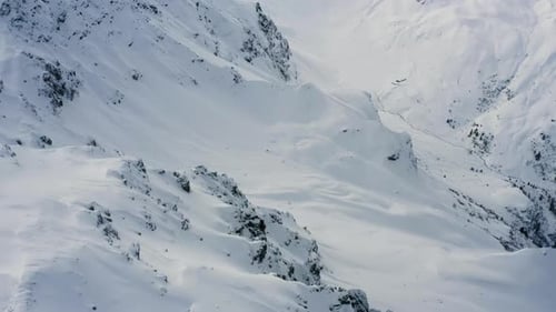 Vista aérea completa de las pistas de esquí desiertas de la estación de esquí de Arosa Lenzerheide en Suiza