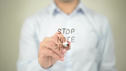 Stop Hate Speech Man schreibt auf transparentem Bildschirm