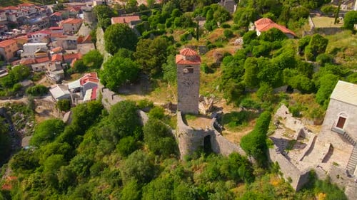 Die Drohnenaufnahmen zeigen die atemberaubenden Ruinen von Stari Bar mit Steingebäuden und einem prominenten