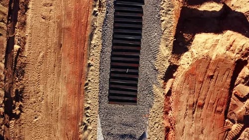 Cerrar la construcción de una vía férrea sobre grava a través de la zona de construcción