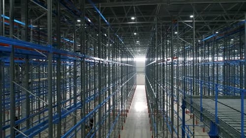 Grands rayonnages de stockage industriels avec cadre en acier et allées à plusieurs niveaux